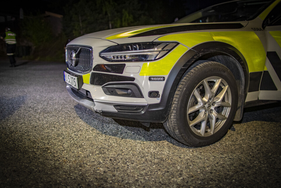 PLATEKONTAKT: Også politiets patruljebil fikk skader på skilt, frontfanger og forskjerm.