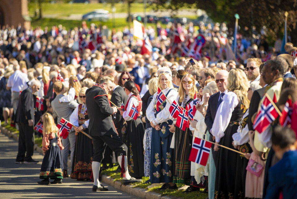 Det var nok de som synes det ble i varmeste laget i bunaden i sola.
