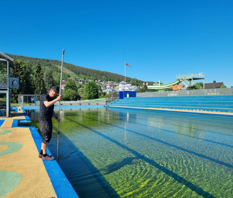 FORBEREDELSER: Man venter nå på at fargen i vannet skal sette seg.
