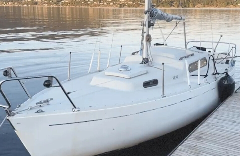 Hovedredningssentralen etterlyste eieren av denne seilbåten for få dager siden. Nå var den igjen funnet drivende på fjorden. Her er den fortøyd av mannskap på en lastebåt ved Krok tirsdag kveld.