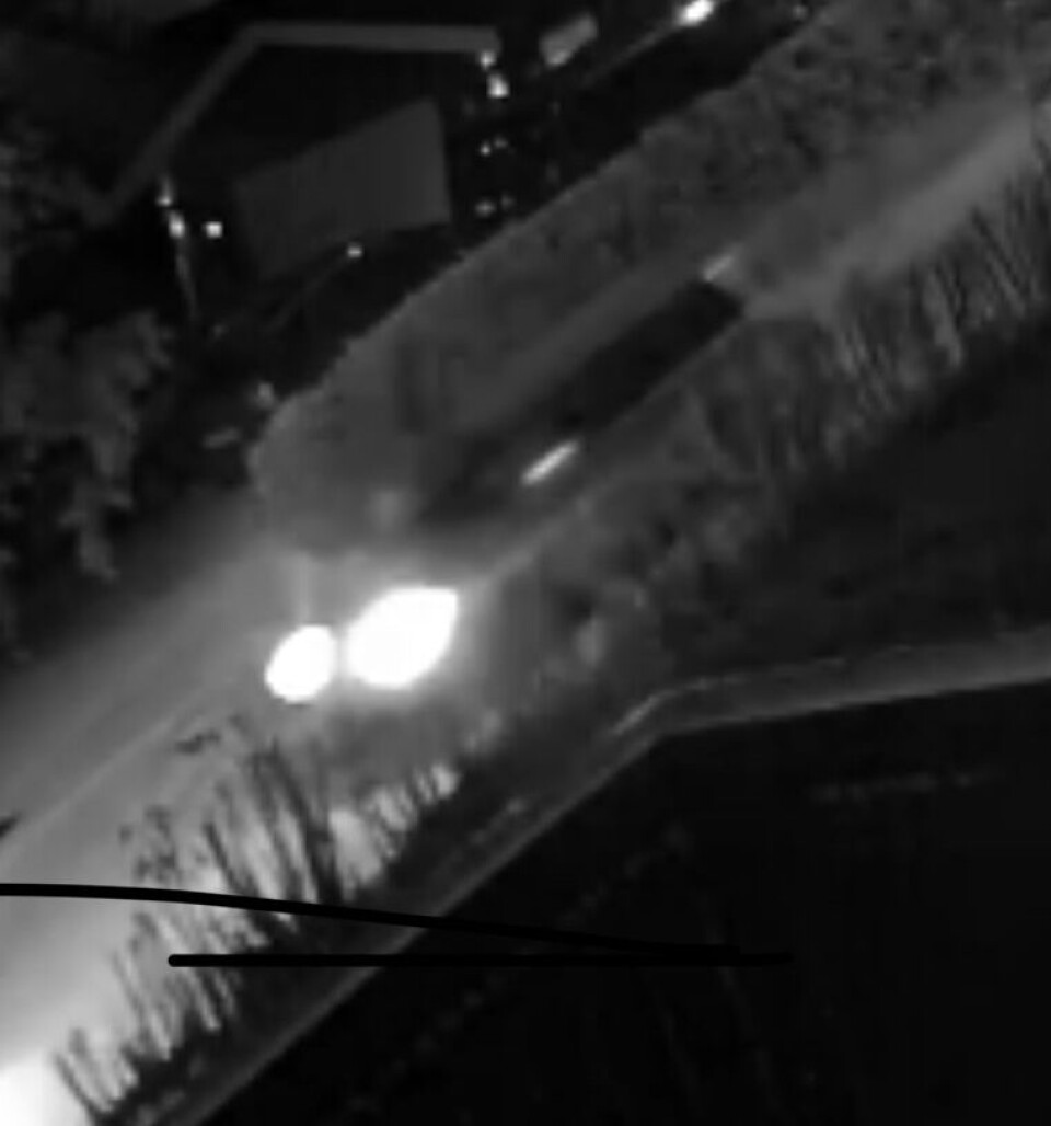 Her forsvinner bilen som braste inn på eiendommen