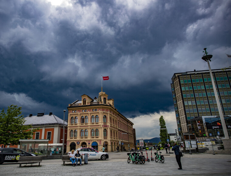 Uværsskyer har bygget seg opp over Drammen
