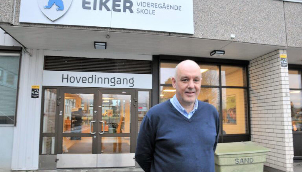 Rektor Jan Helge Russnes ved Eiker VGS avventer den politiske behandlingen av innsparingsforslagene og driver skolen som vanlig.