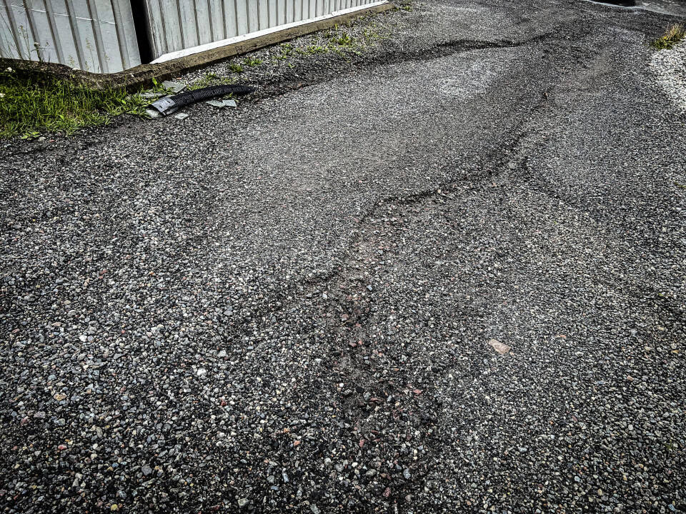 GRAVDE SEG NED: Regnværet skapte store elver som flommet nedover og gravde seg ned i bakken, her fra Solbergmoen.