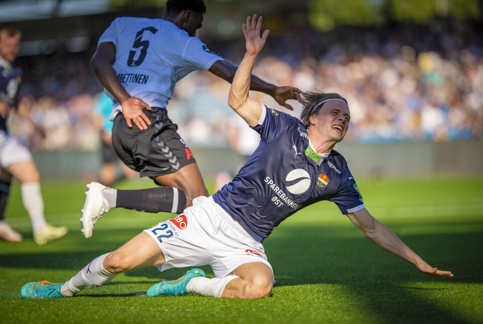 STRAFFE? Hele stadion ropte på straffe her, men dommeren ville det annerledes.