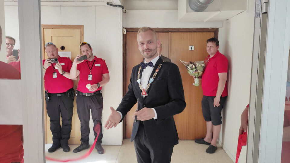Ordfører Adrian Tollefsen var snorklipper i dag og berømmet lokallaget for å ha fått i stand et nytt samlingspunkt i Hokksund sentrum.