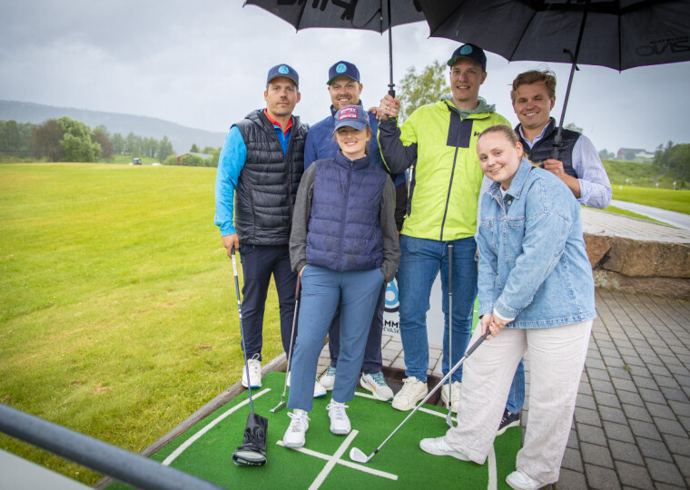 SLÅR ET SLAG FOR KREFTSAKEN: Bak f.v. Oliver Hereta (målvakt Drammen Bandy), Lars Christian Sveen (trener, Ready), Anders Christensen (trener, Stabæk) og Henrik W. Brune (eks-Stabæk) er firkløveret som står bak Bandy mot Kreft. Foran Marie Bolme (Ready og landslaget) og Norges for tiden største bandyprofil, Sverige-proff og landslagskaptein Charlotte Selbekk, som for anledningen har byttet ut bandykølla med en driver.