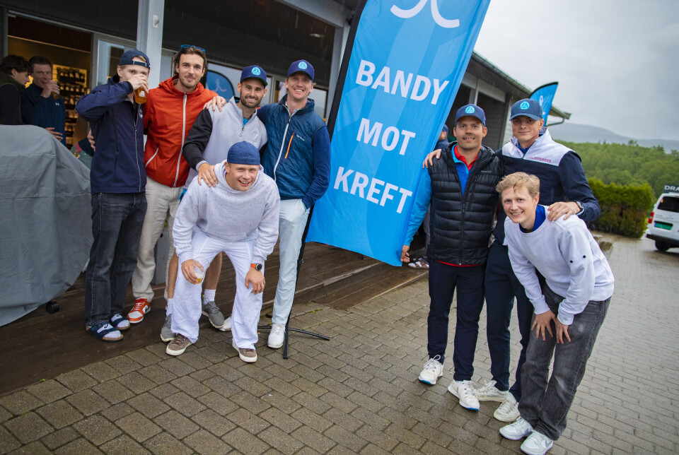 BANDYFAMILIE: Fest med bankett på klubbhuset på Drammen golfbane etter endt turnering lørdag kveld, her representert med flere landslagsspillere, f.v. Ole Robin Kaasa (Ready), Jesper Tho (Stabæk), Petter Løyning (Stabæk), Nicolai Jensen (Stabæk), Fredrik Nordby (Ready - foran) Oliver Hereta (Drammen Bandy), Stian Stærkeby (Drammen Bandy) og årets toppscorer i eliteserien Gustav Eriksson (Ready - foran til høyre).