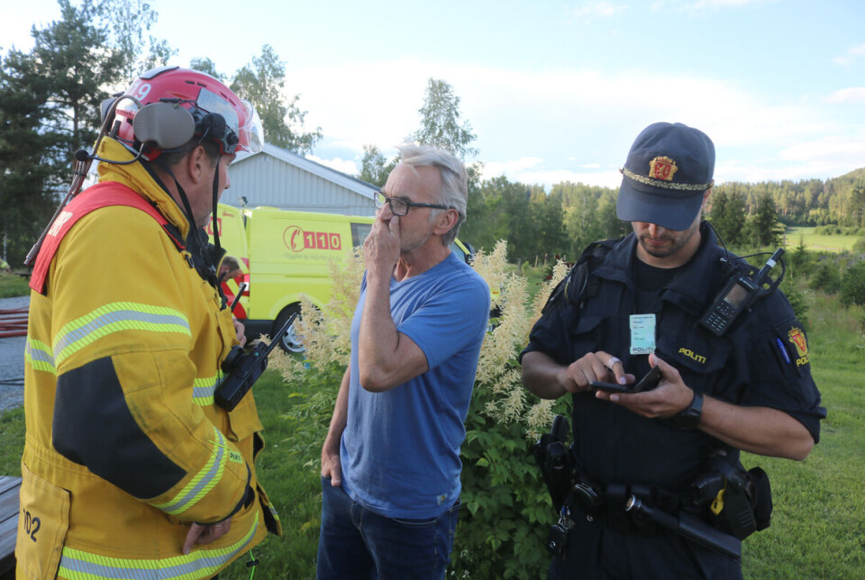Karl Halvor Langerud sammen med brannvesenet og politiet etter at brannen på kjøkkenet hans er slukket. Ingen personer ble skadet i brannen.