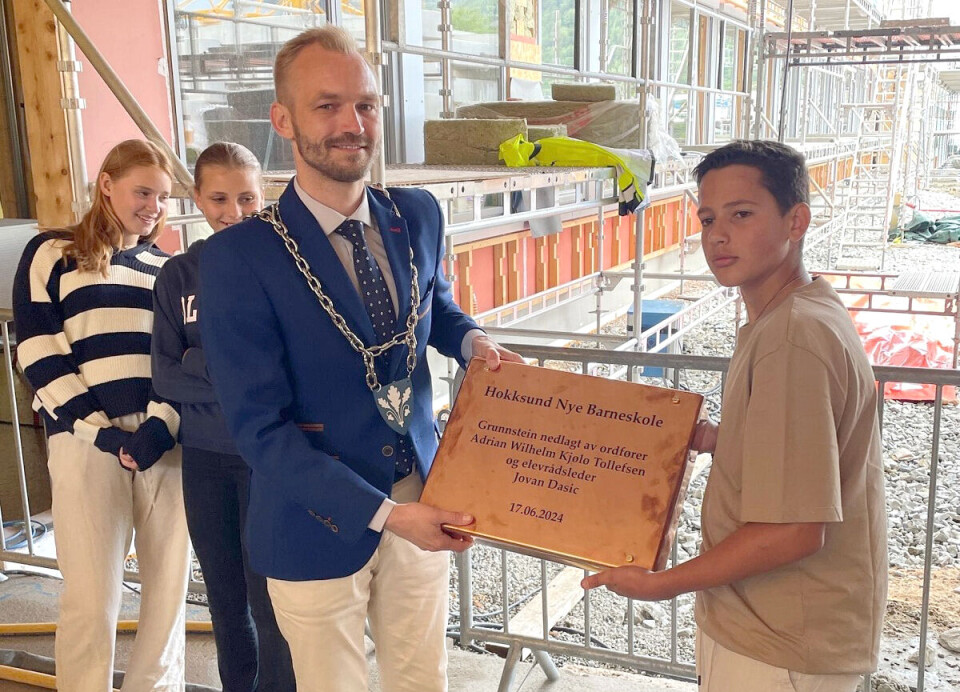 Elevrådsleder Jovan Dasic og ordfører Adrian Wilhelm Kjølø Tollefsen la ned grunnsteinen for nye Hokksund Barneskole