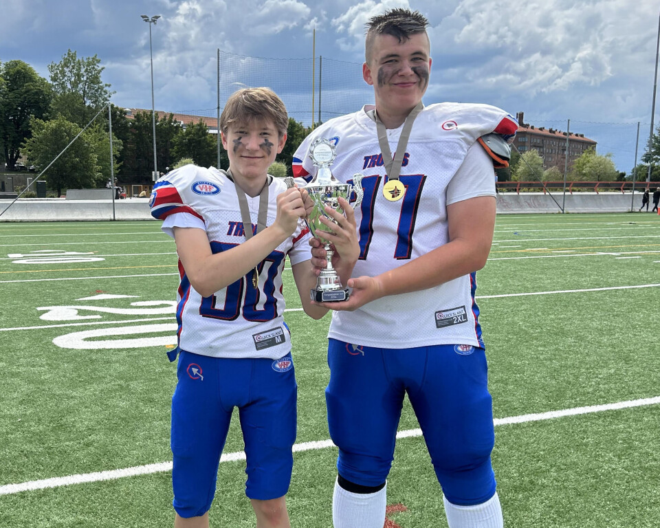 LØFTET POKALEN: Dennis spiller DB (defensive back) og Trym spiller DT og DE (defensive tackle og defensive end)