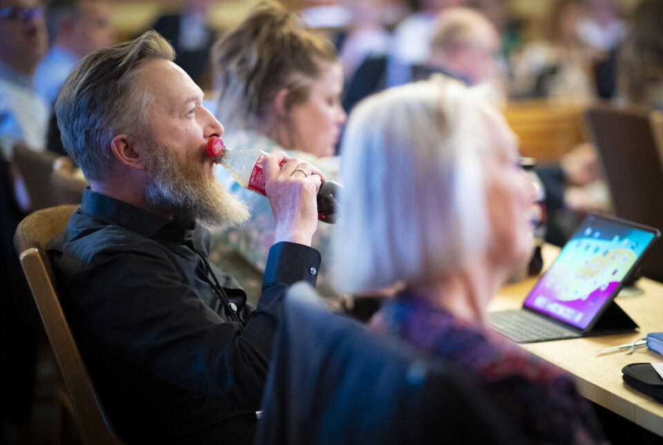 KOMMUNIST MED KAPITALIST-DRIKK: Rødts gruppeleder Jørgen Harboe Wilhelmsen kunne unne seg en god slurk Coca-Cola for å feire gjennomslag for oppstramming av kontroll med lønnsavtaler i serveringsbransjen.