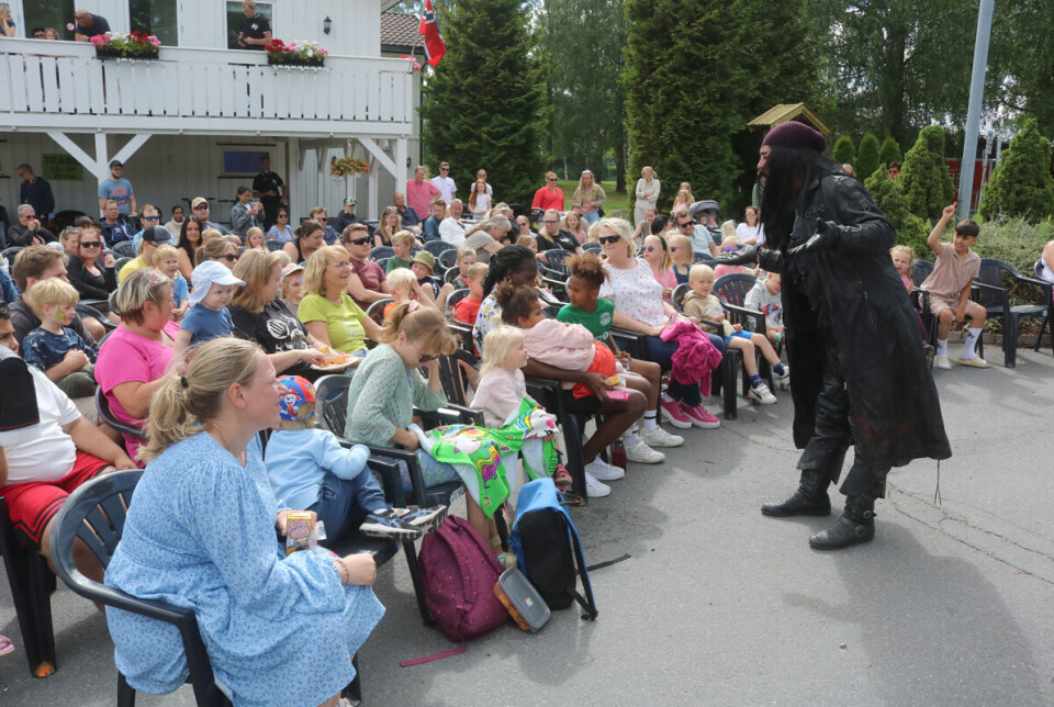 Kaptein Knuff underholdt barn og voksne med sitt sjørøvershow «litt på kanten» da Hokksund Camping feiret 40-års jubileum lørdag.