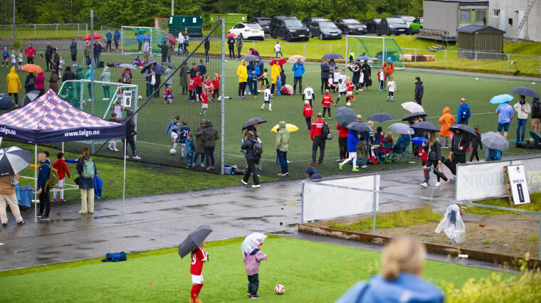 HØY PARAPLY-FAKTOR: Her fra fotballcup på Konnerud i slutten av juni.