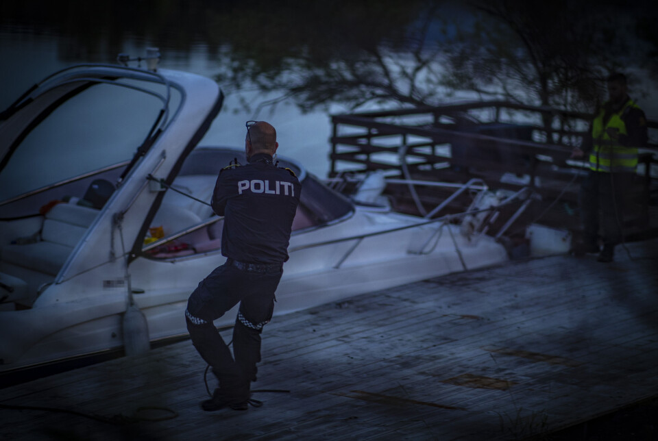 Her har politiet akkurat sikret den større motorbåten som stakk fra stedet etter å ha kjørt over en mindre båt midt på Drammenselva i Hokksund natt til lørdag.