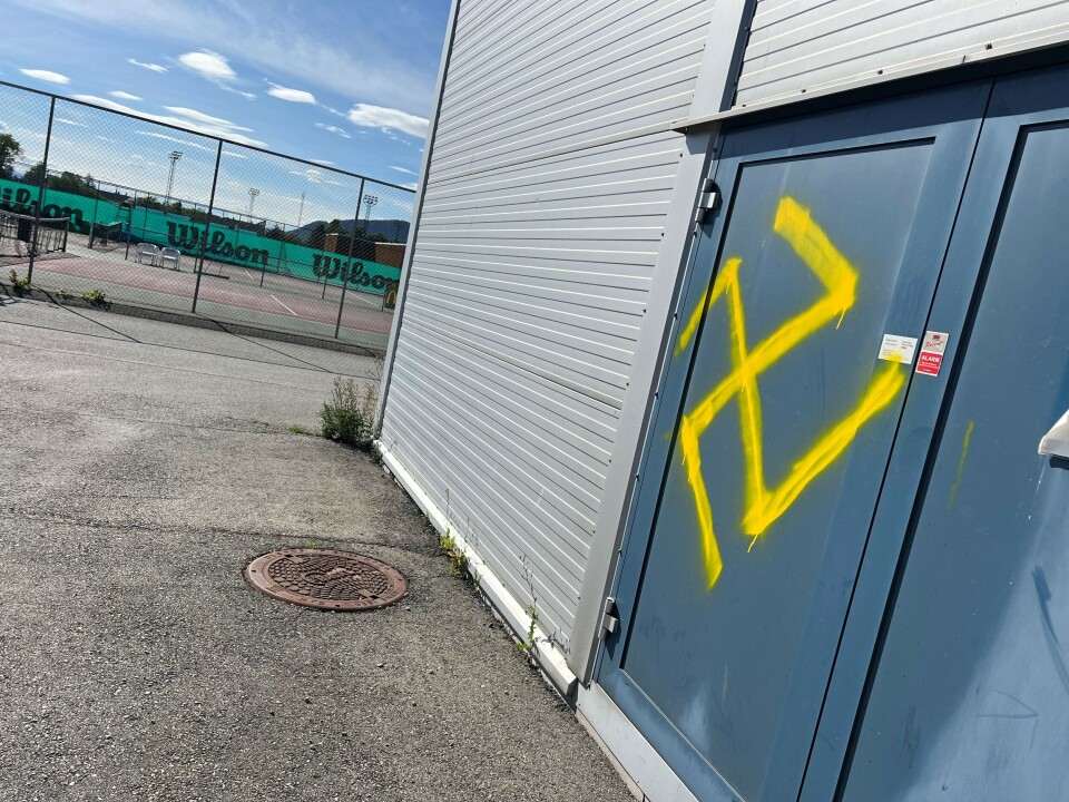 Tagget hakekors og nazisymboler på bygning