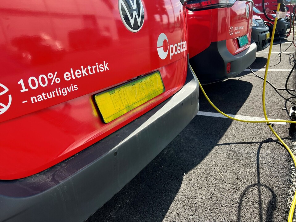 Flere postbilder har også fått sprayet over nummerskiltene.