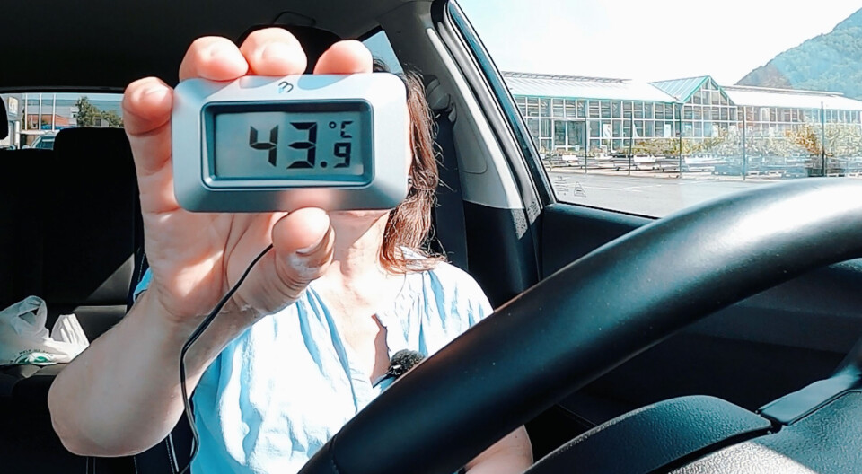 At varmen stiger så fort inne i bilen skyldes at solstrålene reflekteres i dashbord, seter og utstyr i bilen. Dette gjør at varmen fra solstrålene forsterkes.