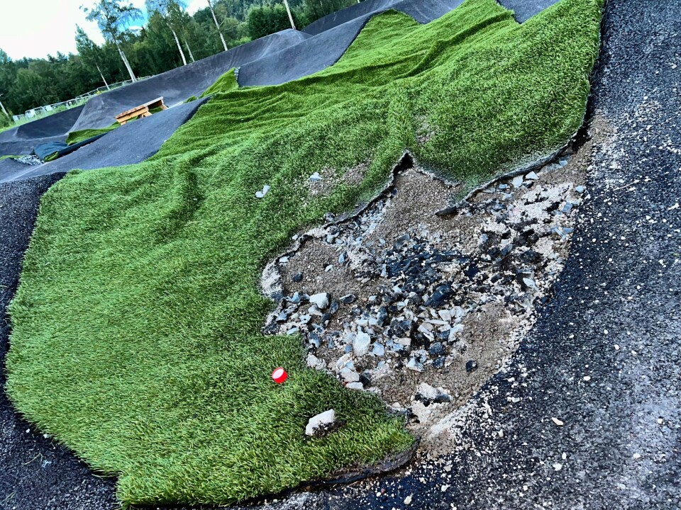 Tente på kunstgress i splitter ny sykkel-bane