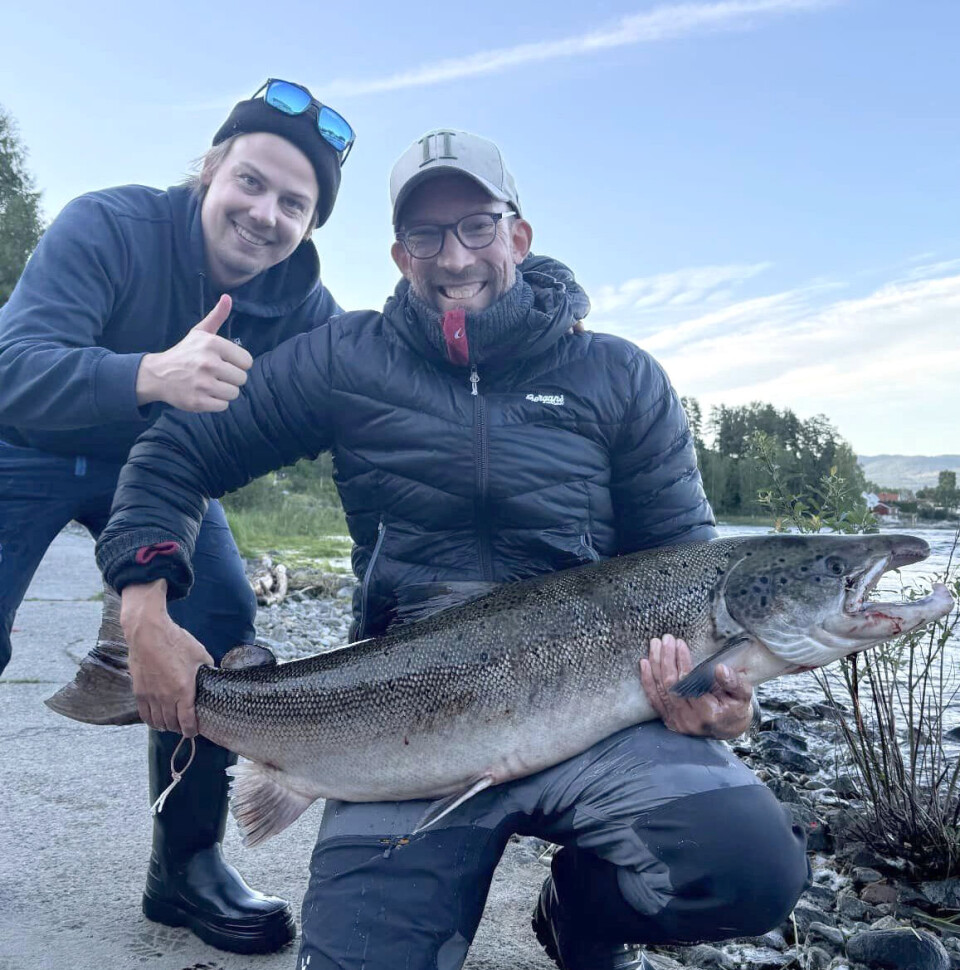 Bent Halden Jørgensen måtte ha hjelp av fiskekameraten Jesper Knutsen for å få denne ruggen på land.