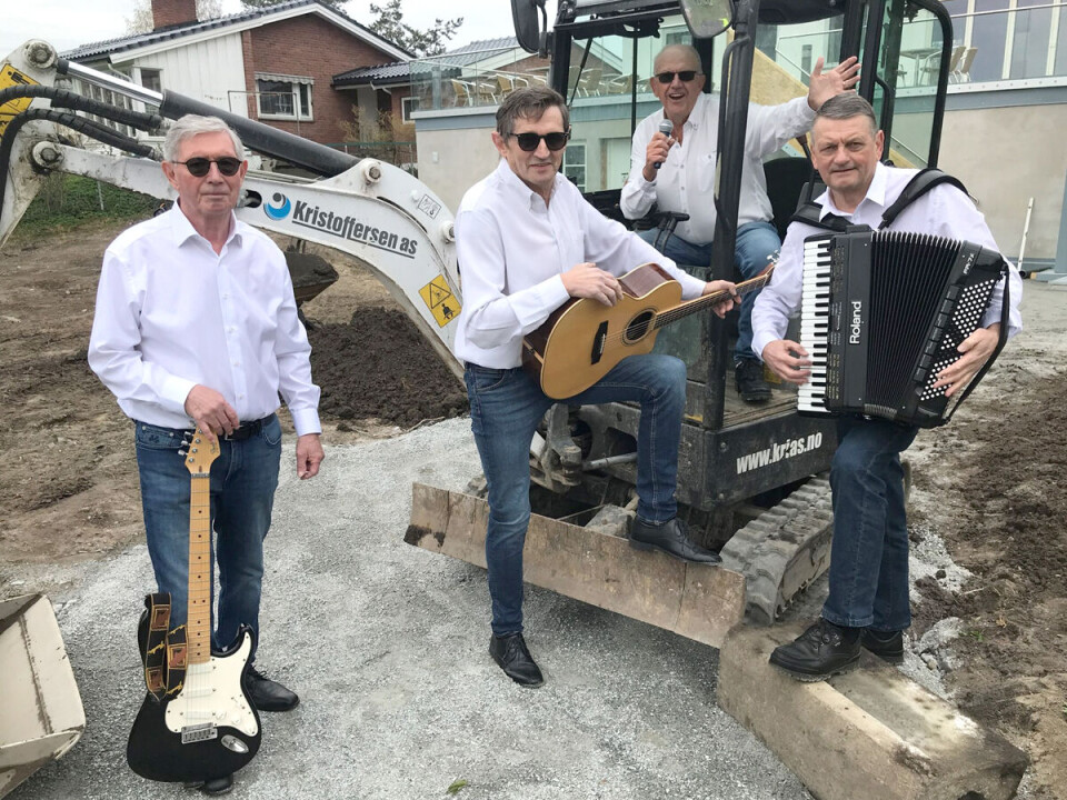 «4 GLADE LAKSER» graver etter gode melodier til «Allsang på Sanden».