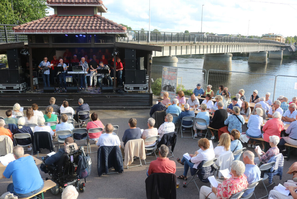 Allsang på Sanden i strålende vær og mye folk