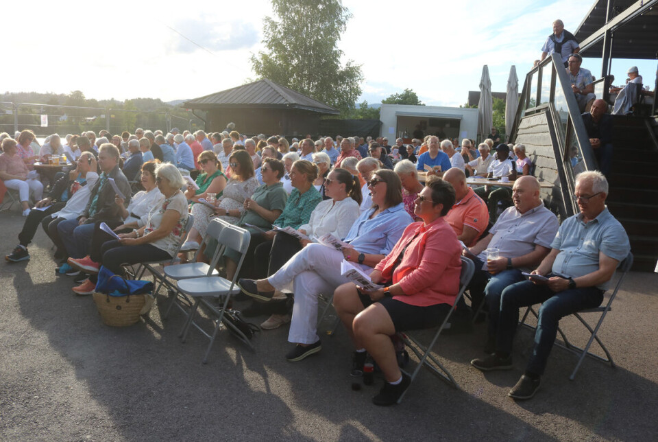 Allsang på Sanden i strålende vær og mye folk