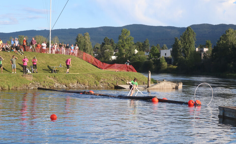 Dårlig stabilitet gjorde at reglene måtte endres fra å klatre over den hvite stange til å krype under. For dette gikk helt galt og tømmerlensa veltet.