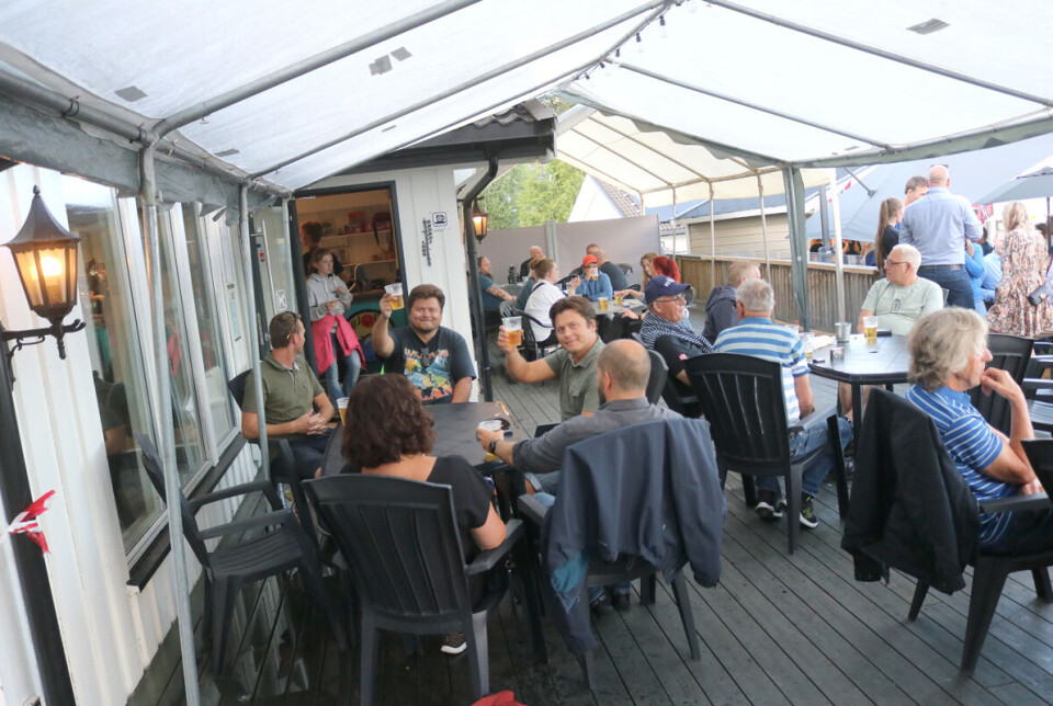 Upåklagelig stemning på terrassen på Hokksund Camping.