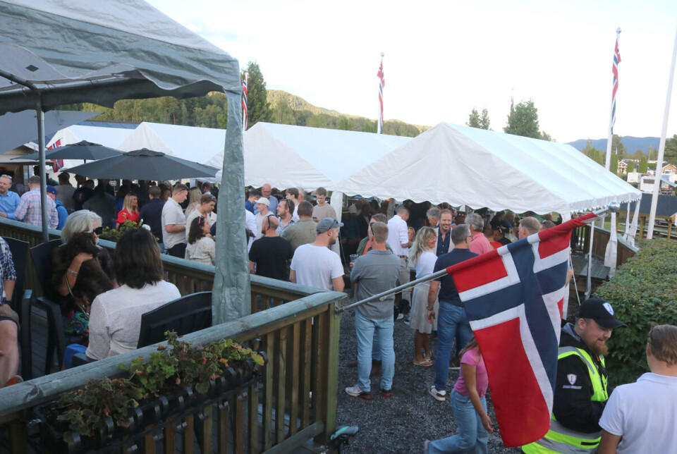 Her var det ikke mange ledige plassene og folk storkoste seg denne fredags kvelden. Senere på kvelden tok flere av disse turen til Sanden Hotell for med musikk og fest.