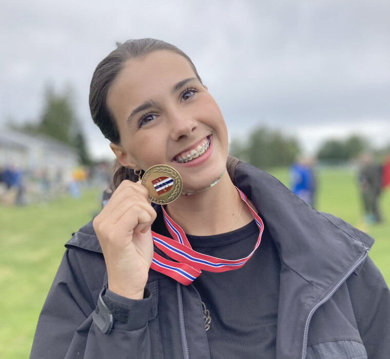 Stolt 16-åring fra Ormåsen med gullmedaljen. Nå sikter Solveig Nilsen mot ungdomslandslaget.