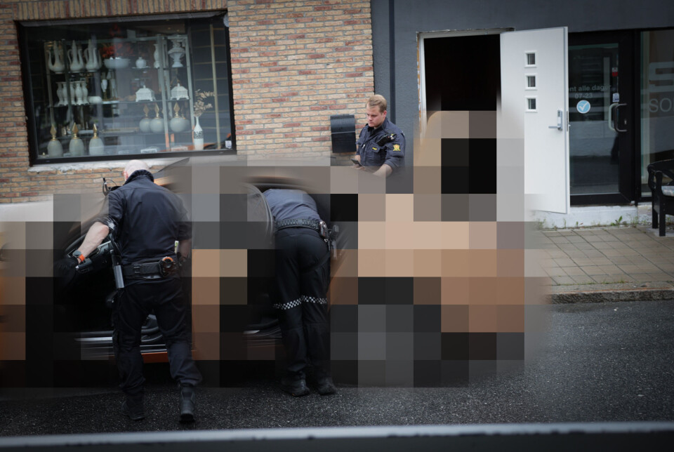 Her er væpnet politi i aksjon utenfor en etter hvert mye omtalt adresse i Vestfossen sentrum, hvor de også ransaket en bil.