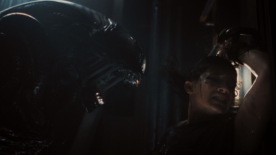 Alien monsteret sniffer ferskt menneskekjøtt, en scene som forøvrig er veldig inspirert fra en scene fra Alien 3