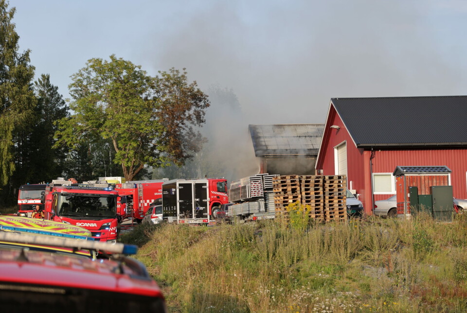 Voldsom låvebrann - sikkerhetsavstand etter eksplosjoner