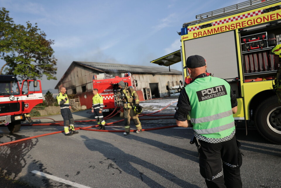 Voldsom låvebrann - sikkerhetsavstand etter eksplosjoner