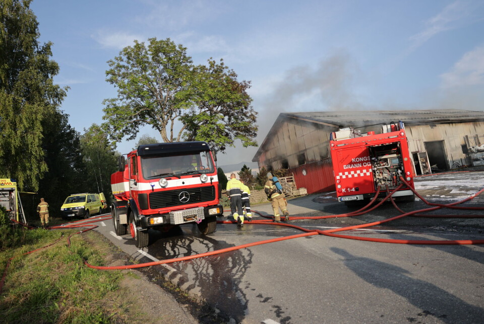 Voldsom låvebrann - sikkerhetsavstand etter eksplosjoner