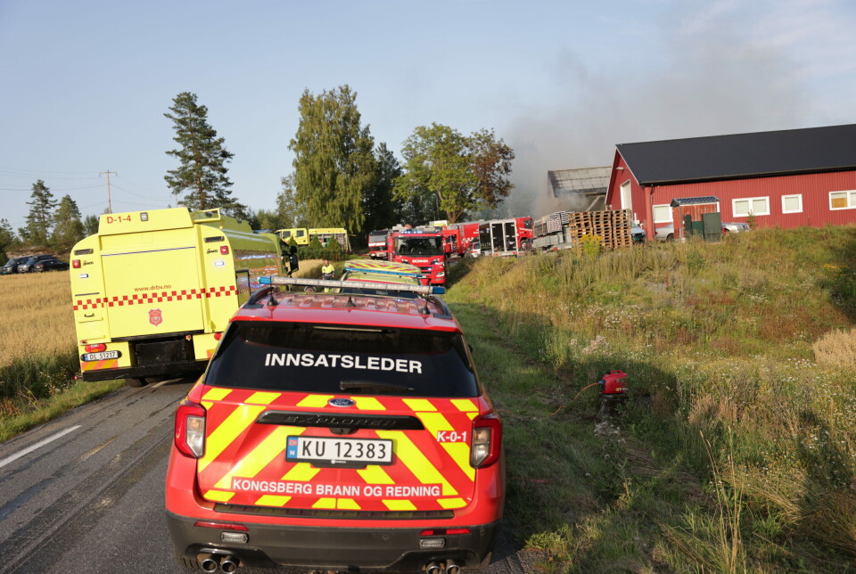 Voldsom låvebrann - sikkerhetsavstand etter eksplosjoner