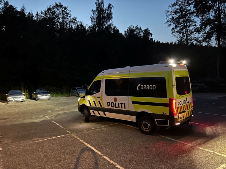 Fant blodig mann i veikanten - søkte med drone