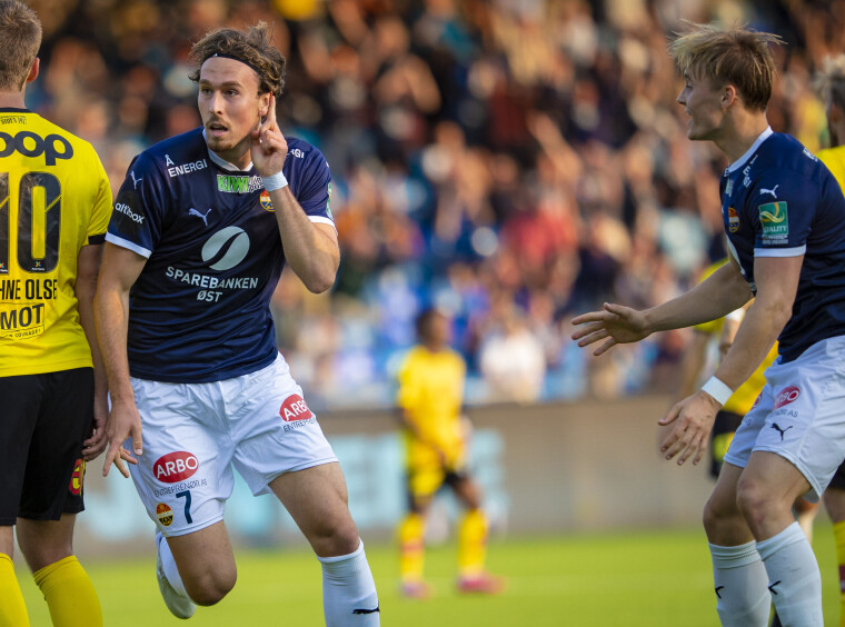 FIKK PANG-DEBUT: Svenske Nikolaj Duus Möller trengte bare seks minutter på å bli matchvinner for Godset - og pådro seg gult kort for å ha ertet på seg Kanarifansen under feiringen.