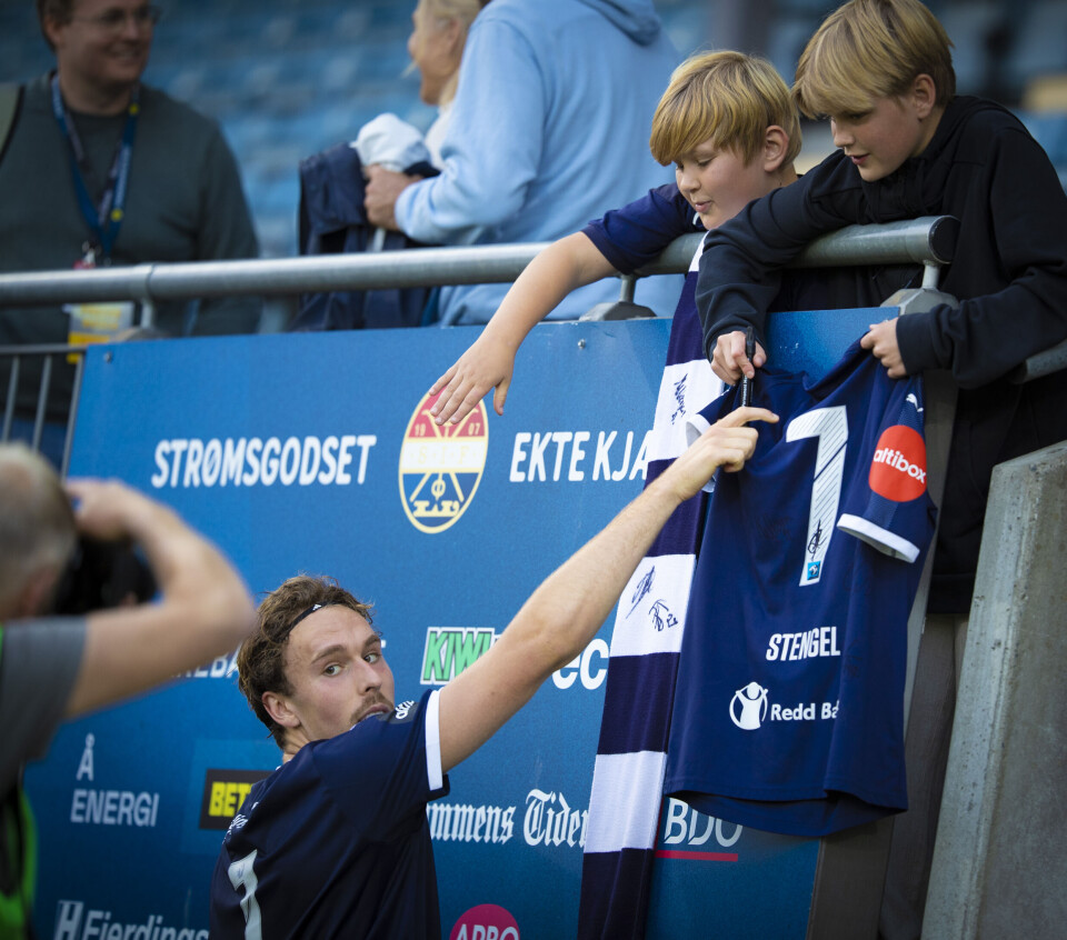 POPULÆR: Godsets nye spiss måtte signere autografer og posere på bilder.