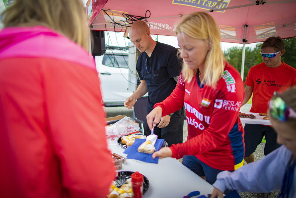 Per Løchen Westerlund er en av ildsjelene som har bidratt til det praktiske rundt banen og er her i full sving med servering av kaffe og kaker, som bokstavelig talt gikk som varmt hvetebrød.