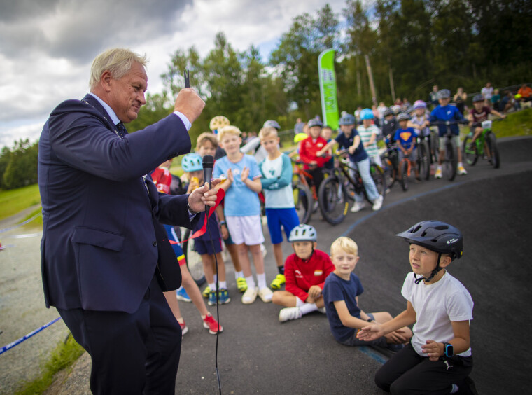 Det var mange spente barn som fulgte med da ordfører Kjell Arne Hermansen klippet snoren og kunne erklære banen for offisielt åpnet.