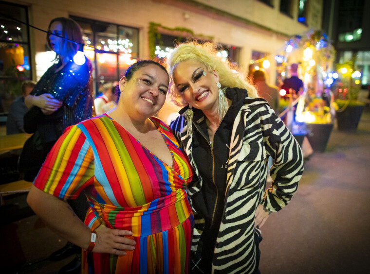 Pride-sjef Angelica Bråten og saksofon-artist July Sax (Julianne Bergan) fra Drammen på «Pride Night» natt til søndag.