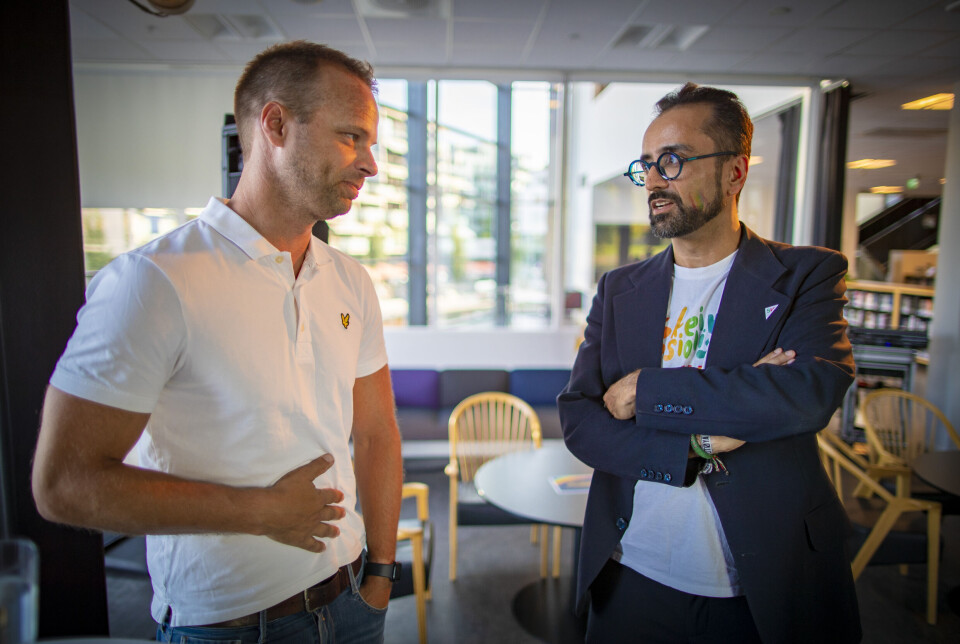 PRIDE-POLITIKER: Tony Burner (t.h.) deltok på det meste av Pride-arrangementer i helga. Her i samtale med Frp's Jon Helgheim (t.v.).
