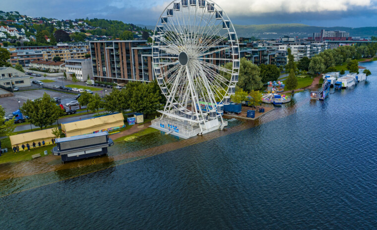 PARISERHJUL UNDER VANN: Mesteparten av attraksjonene på tivoliet stod under vann tidlig fredag kveld.