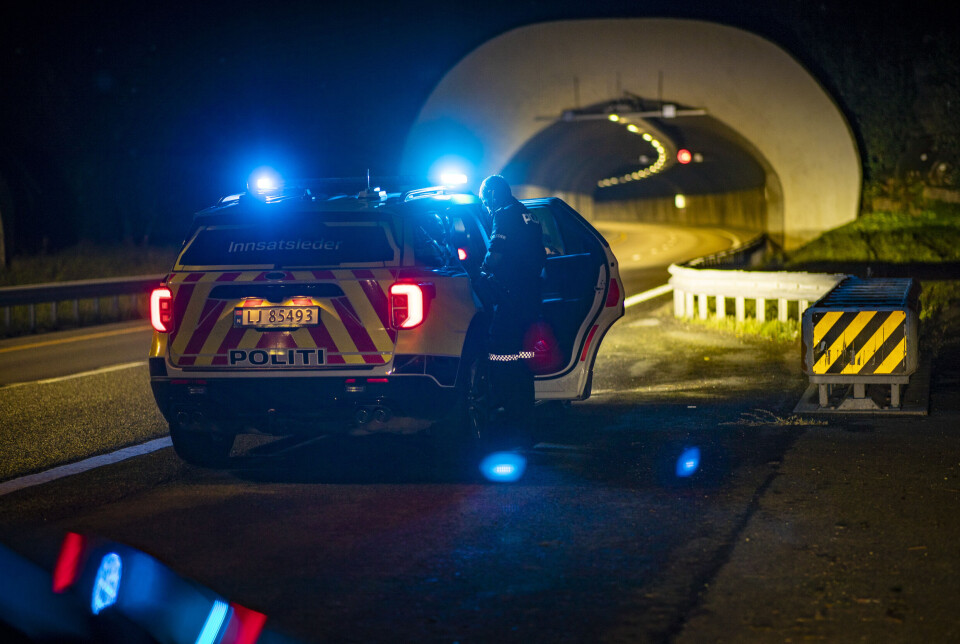 FIKK SKYSS: Politiet rykket ut til E18 Lierbakkene for å plukke opp det som skulle vise seg å være en fotgjenger som hadde forvillet seg ut på motorveien. Vedkommende ble kjørt hjem av patruljen.