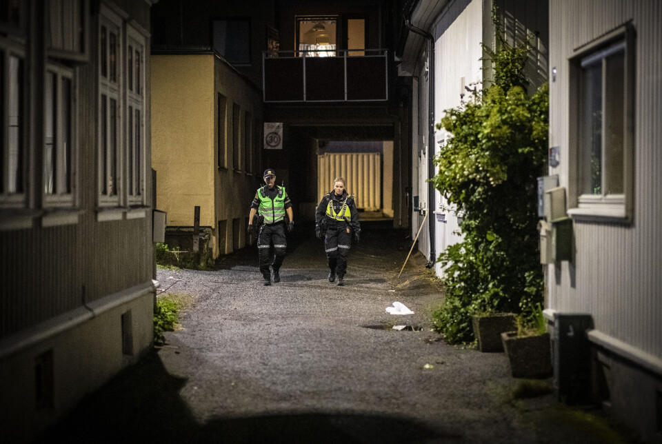 Politiet søkte i området etter både gjerningsmann og gjenstander, og gjorde et funn i Pistolgangen like ved åstedet.