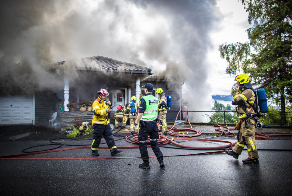 Tomannsbolig totalskadd etter husbrann - to pågrepet