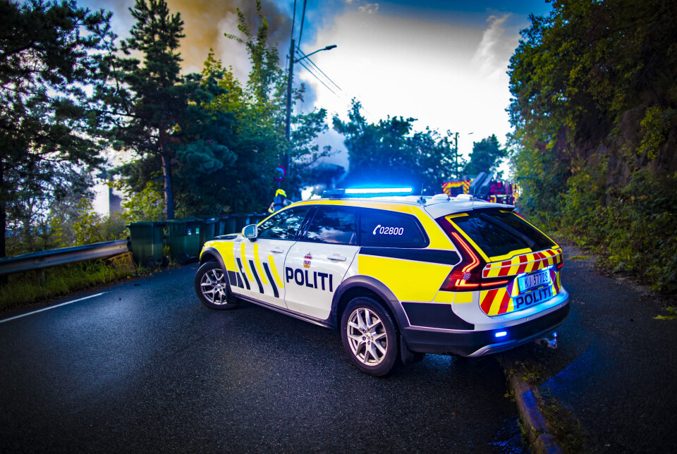Politiet opplyser at de fikk kontroll på de to siktede i nærheten av åstedet kort tid etter brannmeldingen.