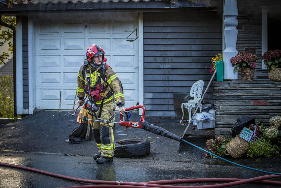 Tomannsbolig totalskadd etter husbrann - to pågrepet